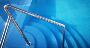Парапет от неръждавейка (инокс)  към монолитни бетонни стълби на басейн