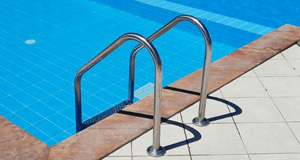 Метални стълби от неръждавейка (инокс) за басейн